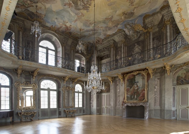Blick in den Festsaal des Erbdrostenhofes mit großem Kronleuchter, Gemälden und der bemalten Decke
