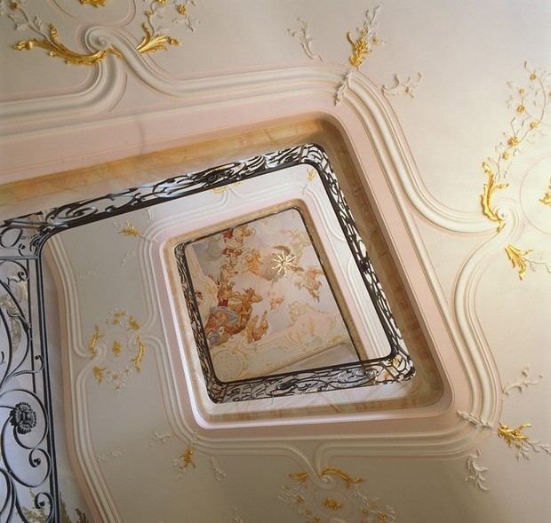 Blick zur bemalten Decke im stuckverzierten Treppenhaus des Erbdrostenhofes