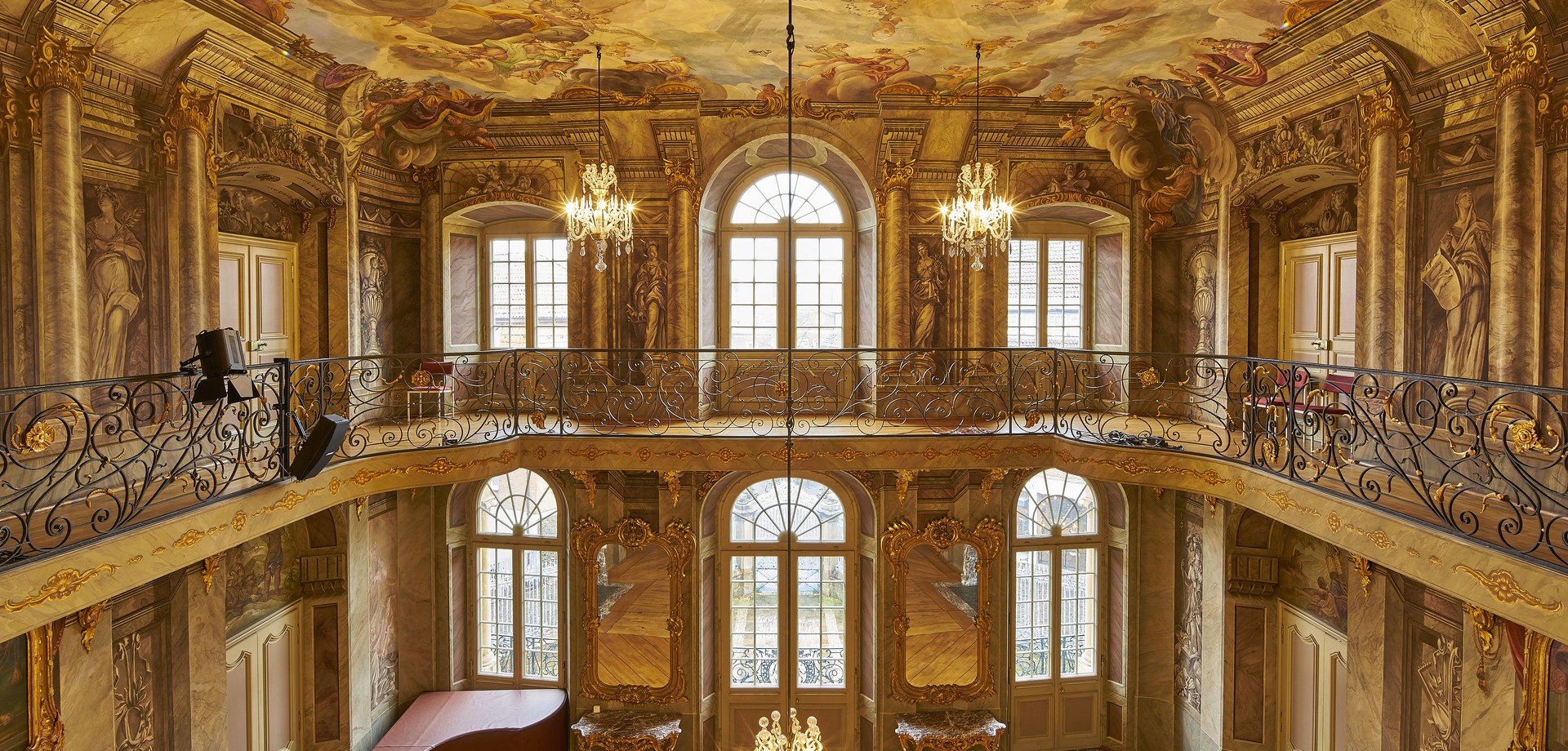 Festsaal des Erbdrostenhofes mit bemalter Decke, Gemälden und zahlreichen Verzierungen