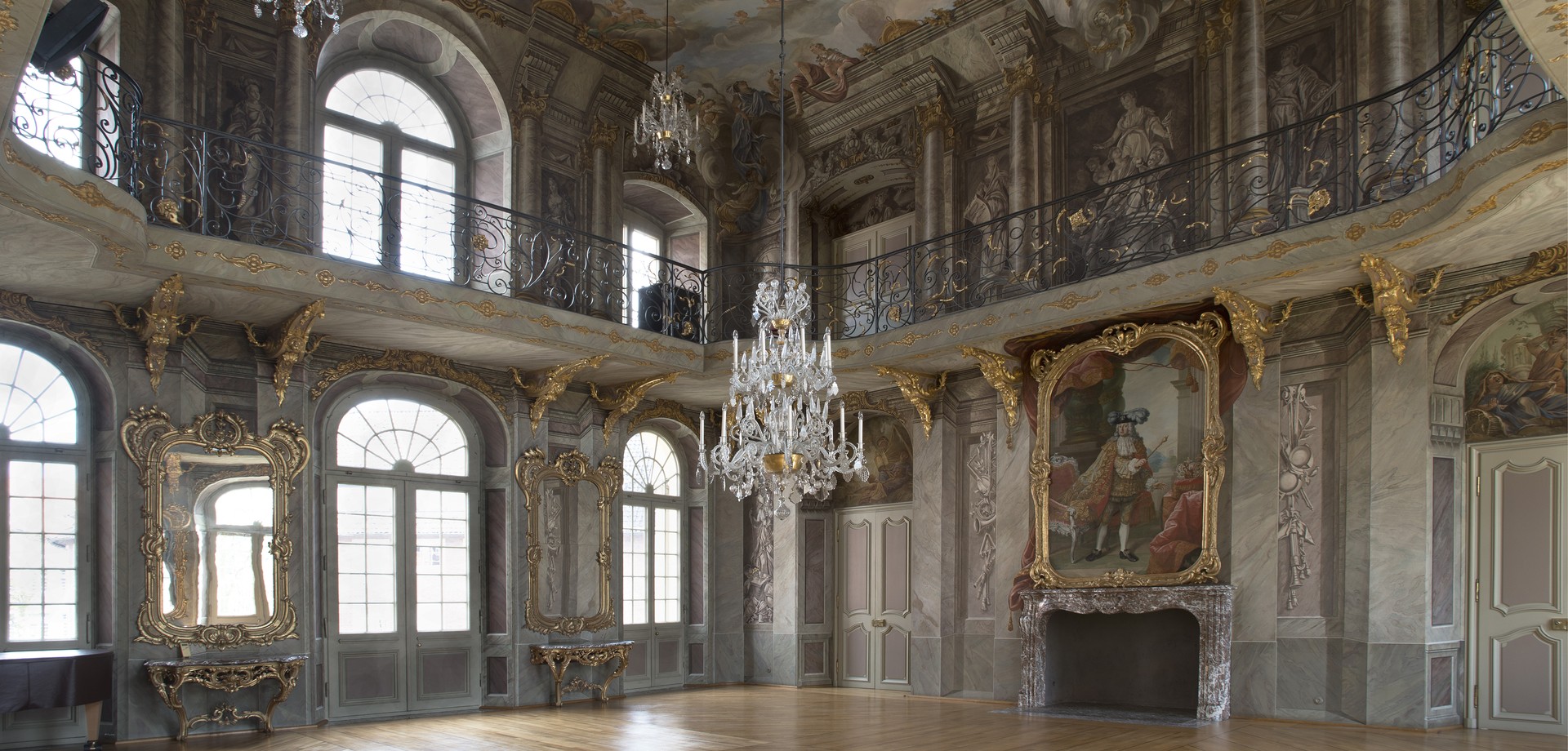 Blick in den Festsaal des Erbdrostenhofes mit großem Kronleuchter, Gemälden und der bemalten Decke