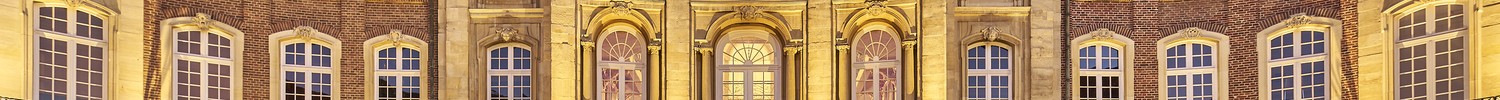 der beleuchtete Erbdrostenhof am Abend