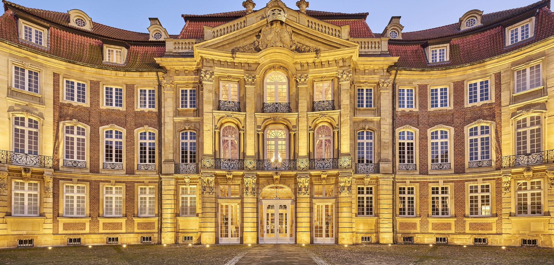 der beleuchtete Erbdrostenhof am Abend